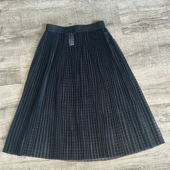 Good American Show It Off Pleated Sheer Midi Skirt - Picture 7 of 9